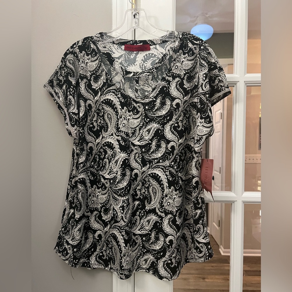 Love Scarlett Black and White Paisley Short Sleeve Top with cut out detail sz L